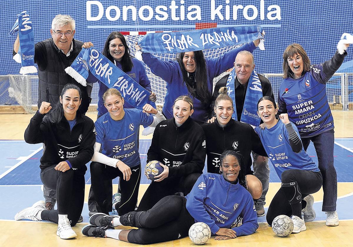 Unión. Victor, Miriam, Maite, Rafa y Karmentxu, aficionados del Bera Bera, junto a parte de la plantilla ayer antes del entrenamiento en el Josean Gasca.