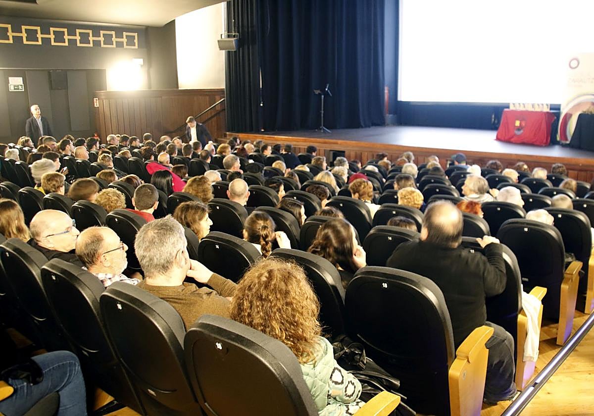 Modelo aretoa jendez gainezka egoten da Kirol Galan.