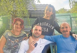 Mikel, en el centro, junto a su abuela y su padre, Dragûs, en su visita a Rumanía.