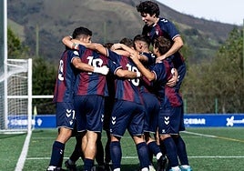 Jugadores celebran un tanto en un encuentro de esta campaña.