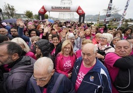 Una marea rosa recorre San Sebastián en apoyo a afectadas de cáncer de mama