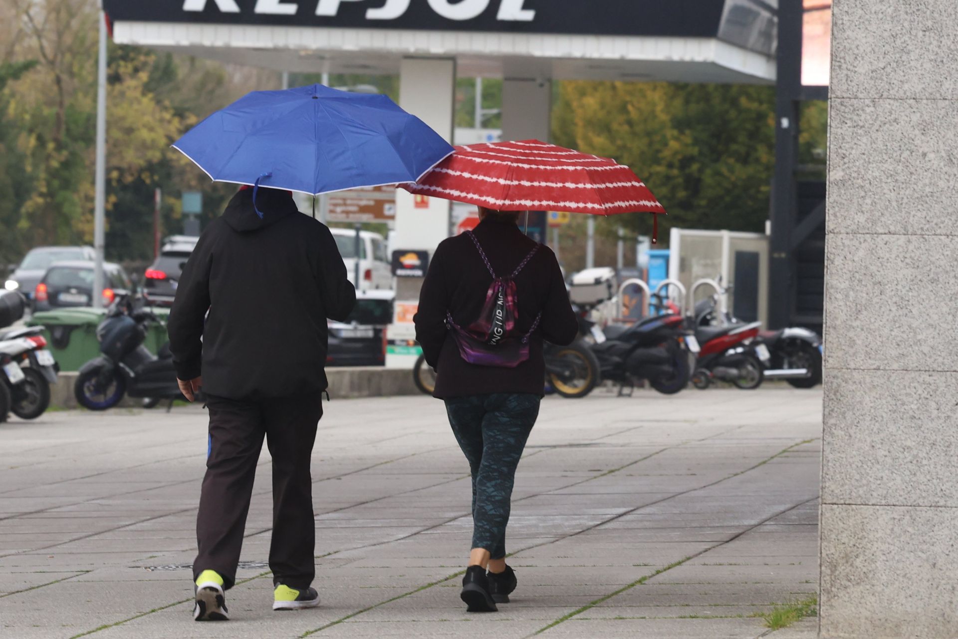 Paraguas para protegerse de la lluvia esta mañana por Irun.