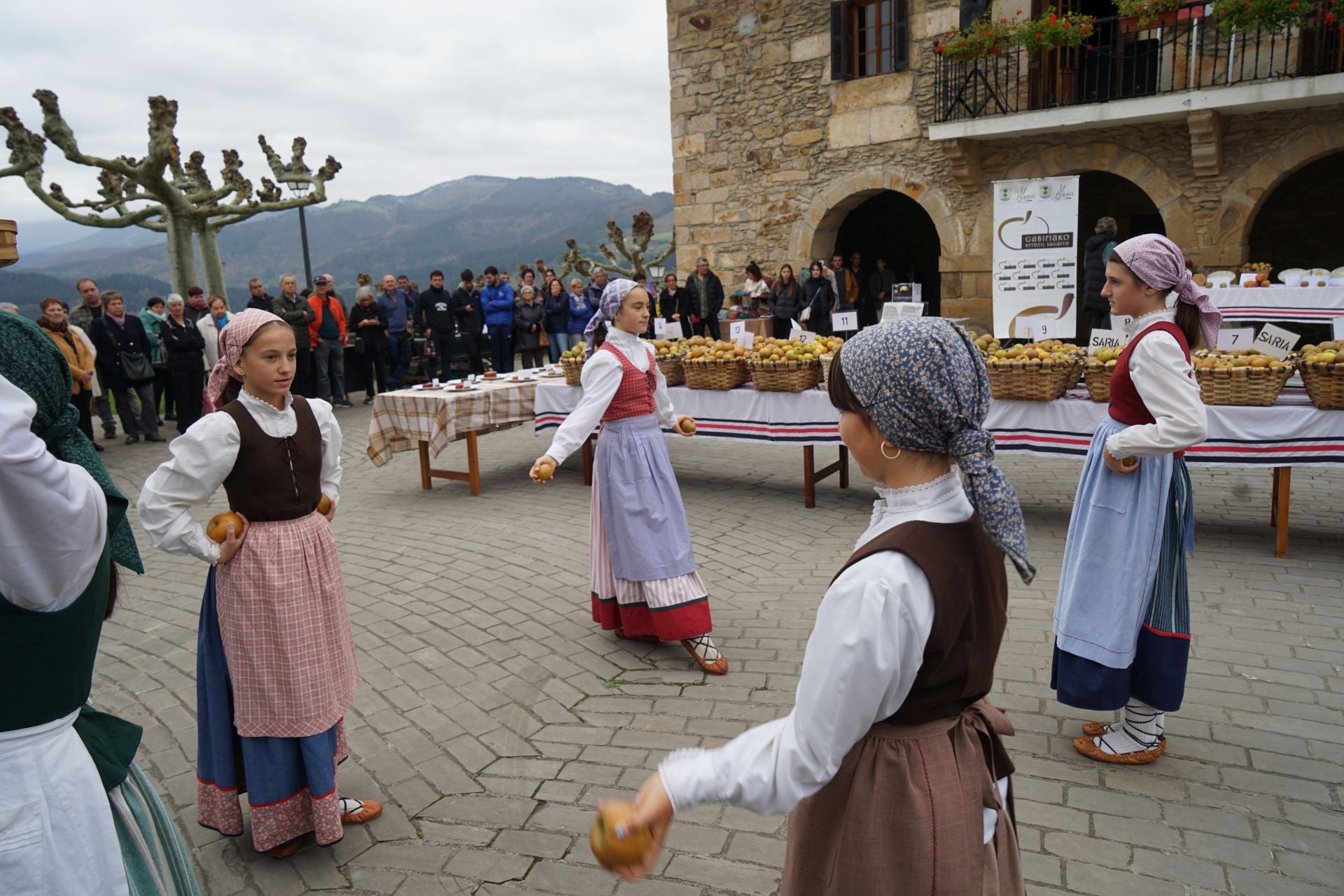Gabirian ospatutako sagar azokaren argazkiak