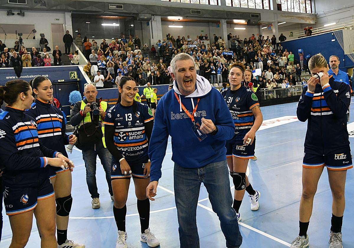Imanol Álvarez celebra en el Gasca el pase a la fase de grupos de la European League.