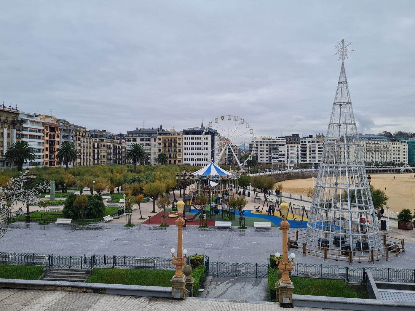 El gran abeto de Alderdi Eder es una de las novedades de la decoración navideña de este año. Al fondo, la noria, que estará en marcha hasta el domingo 2 de febrero.