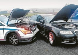 Estado en que quedó uno de los dos turismos usados por la banda y un coche patrulla.