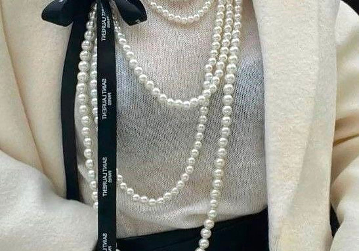 Look con collar de perlas