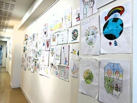 Exposición de las obras que se presentaron al concurso organizado para elegir el logo del Consejo infantil.