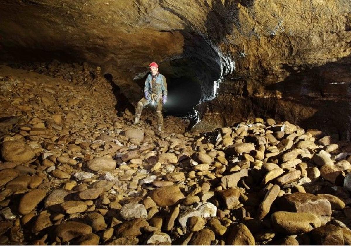 Imagen del documental 'Zuloan zu?' del grupo de espeleología del Aloña Mendi que se emitirá el jueves