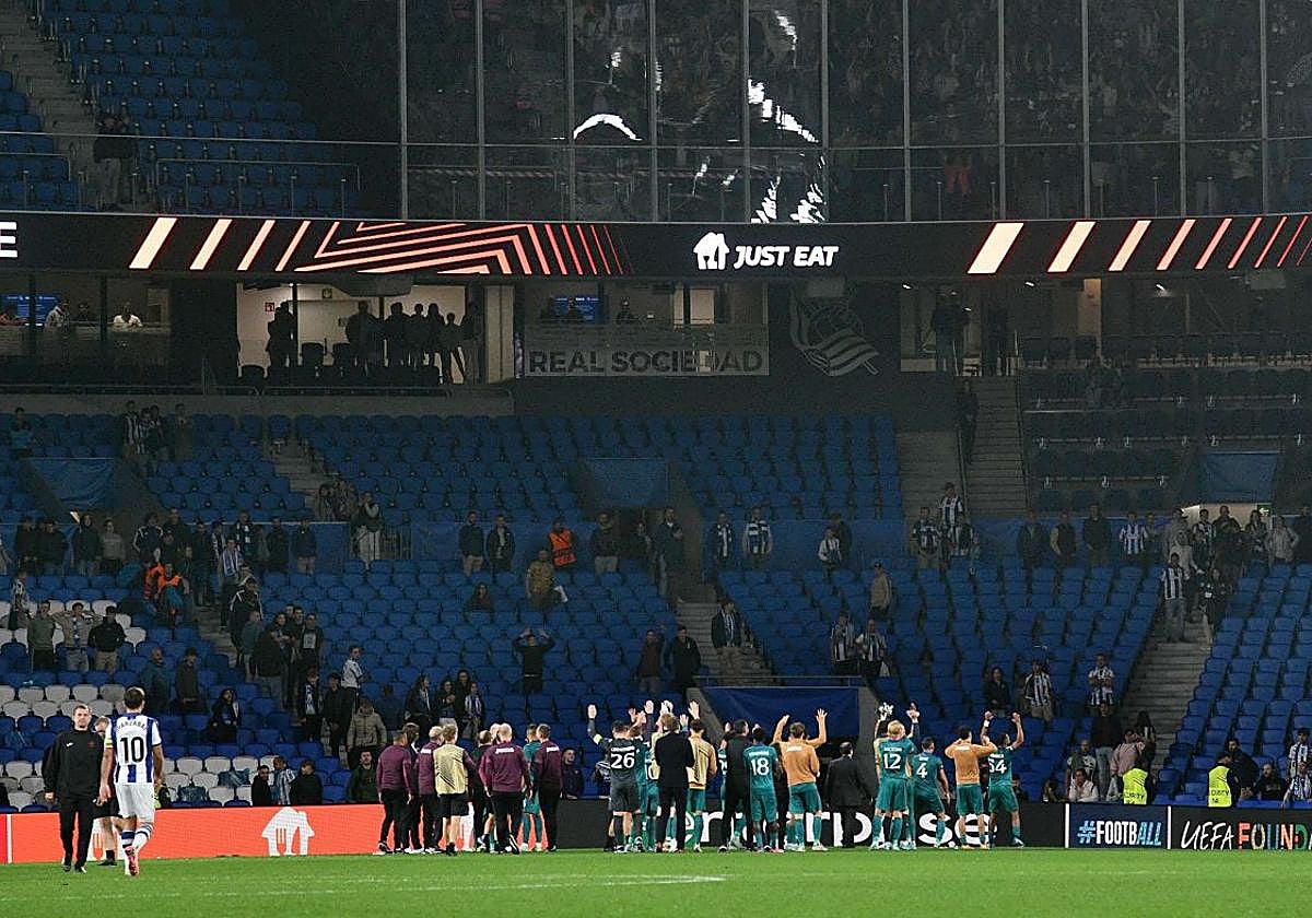 Los jugadores del Anderlecht saludan a los ultras tras el partido ante la Real Sociedad.