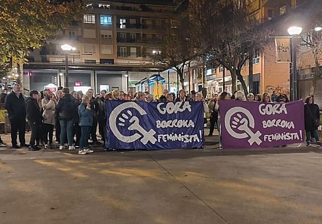 Decenas de manifestantes se concentraron este lunes por la tarde para denunciar la última agresión sufrida por una mujer en Pasaia.