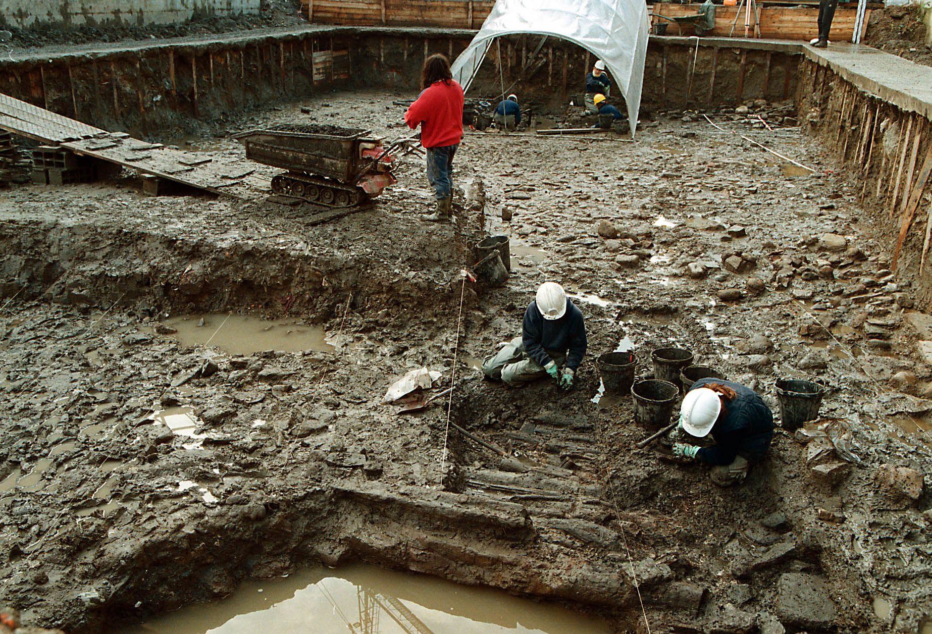 Trabajos de excavación en la calle Santiago en 1999, donde aparecieron restos de la estructura portuaria.