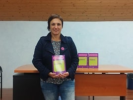 Maitane Monroy con su libro de autodefensa feminista.