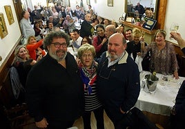 Tibur Eskisabel, primero por la izquierda, junto a su madre Mari Carmen Lucas y su hermano Jon, en el 90 aniversario de Casa Tiburcio de Donostia.