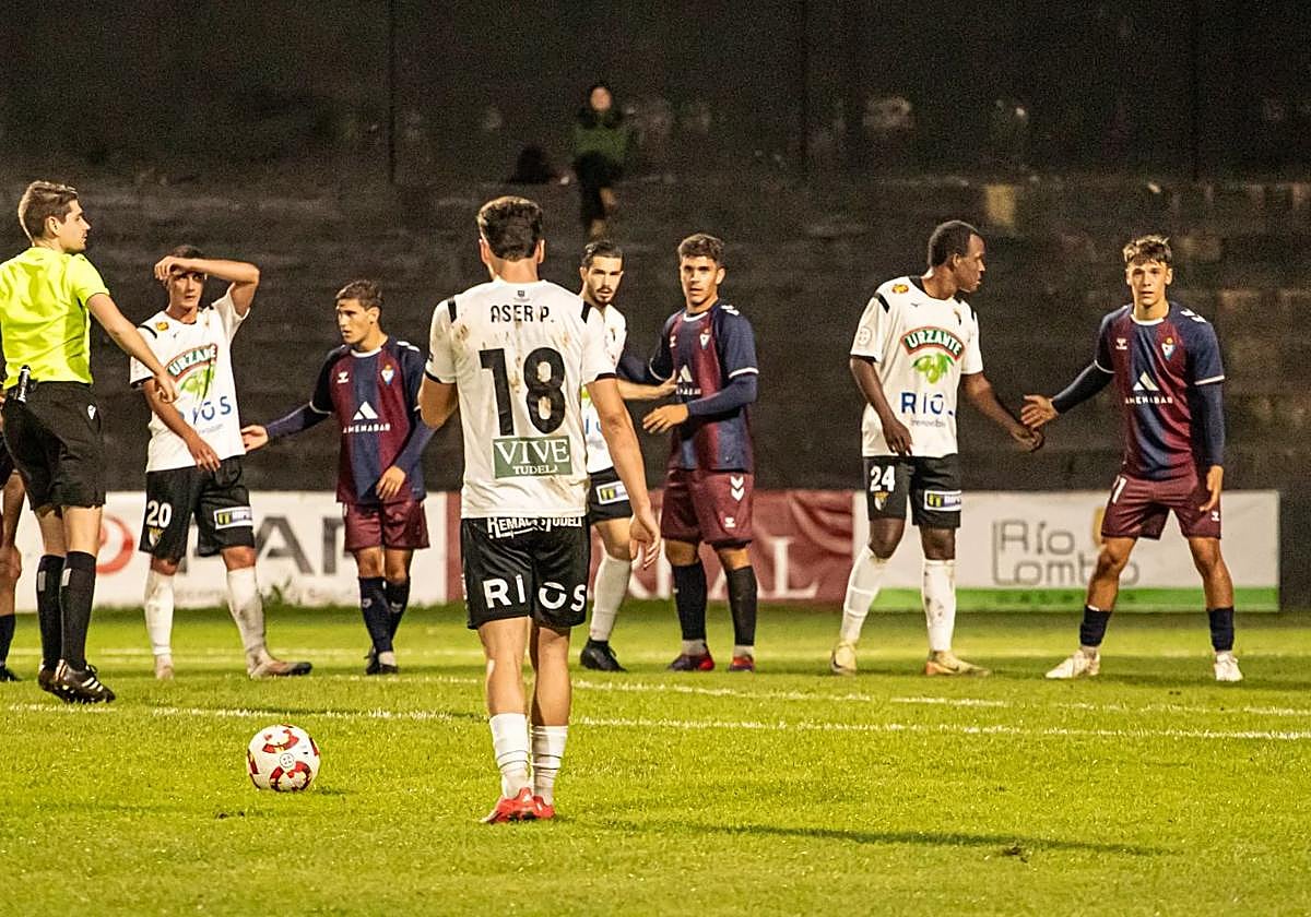 Falta a punto de ser botada por un jugador del Tudelano.