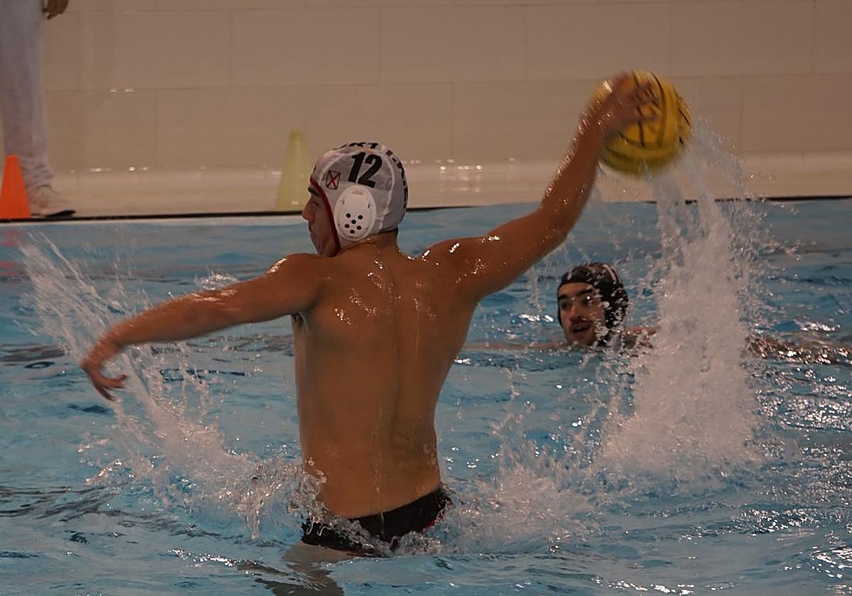 Un jugador del Urbat B prueba un tiro en el encuentro del viernes contra el Sestao.
