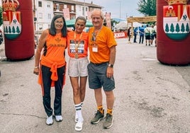 Estefanía Unzu, en el centro, posa junto a su madre (Marta) y su padre (Fernando) tras ganar el nacional de 100 km.