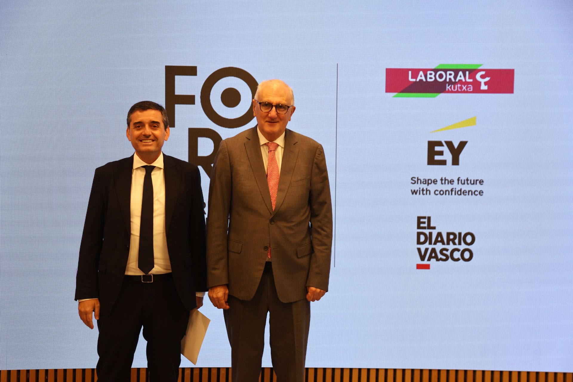 Adolfo Plaza, presidente de Laboral Kutxa junto a Andrés Arrizkorreta, presidente del Círculo de Empresarios Vascos y presidente de CAF antes del arranque del foro.