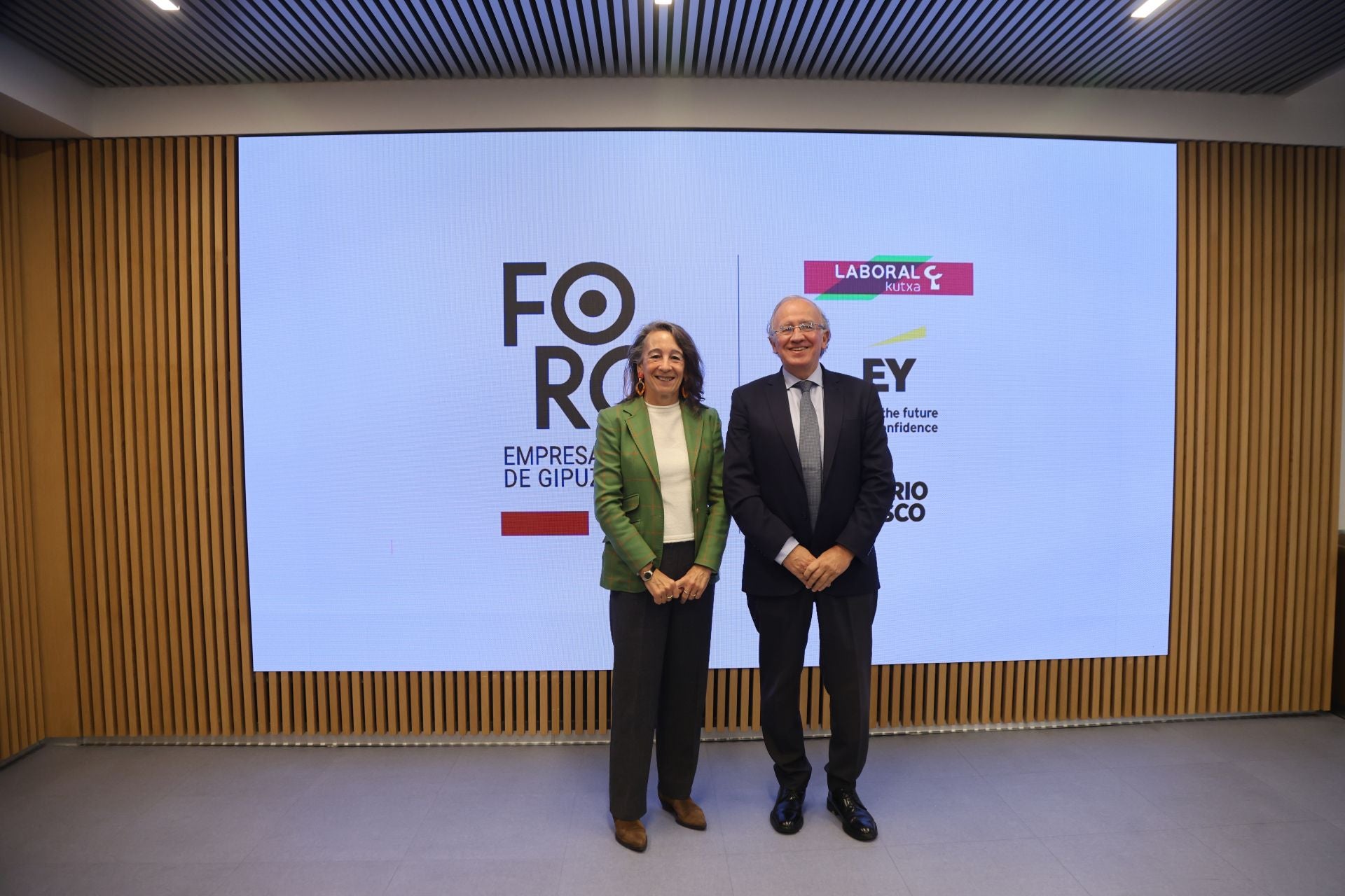 Marisol Garmendia, delegada del Gobierno en el País Vasco, y Guillermo Echenique, exsubdelegado del Gobierno en Gipuzkoa.