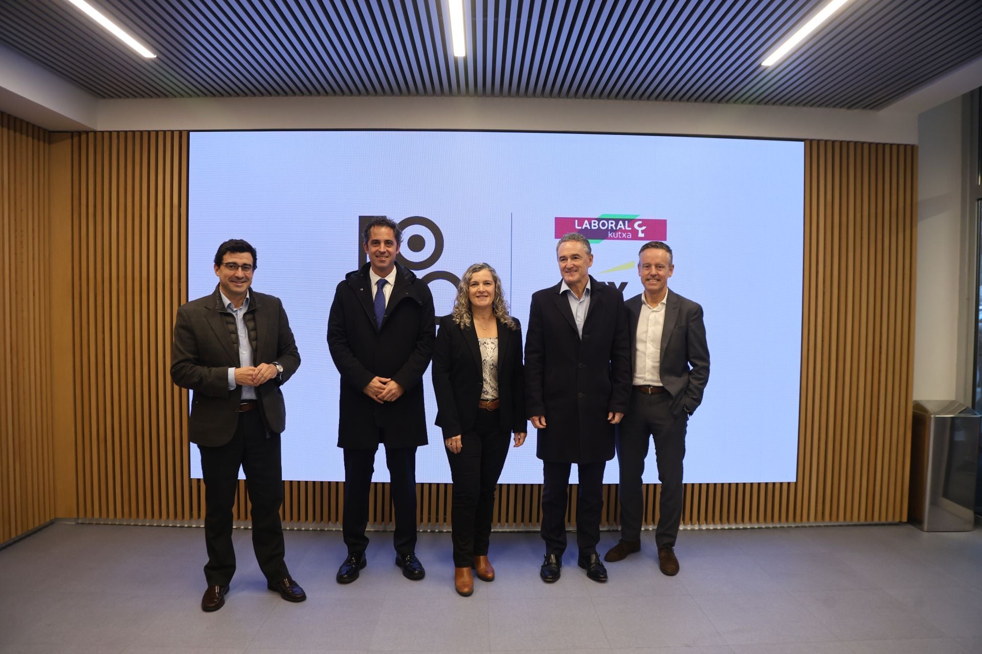 Paul Lizeaga (Adegi) , Iñaki Maiz (CEO de Ikusi), Isabel Busto y José Miguel Ayerza (Adegi) e Iñaki Ruiz Manzano, viceconsejero de Economía, Trabajo y Empleo del Gobierno Vasco.