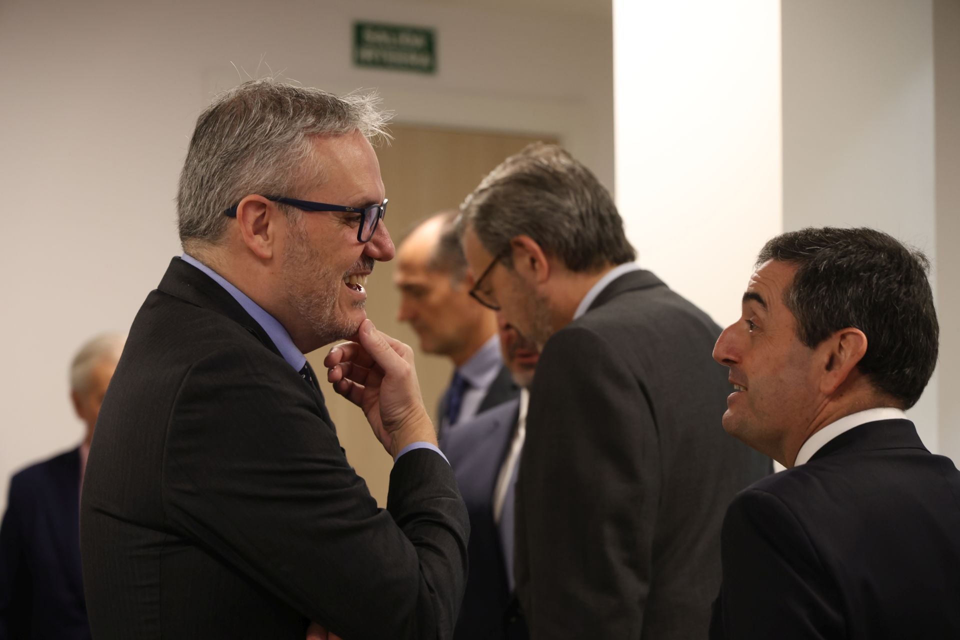 Iñigo Barrenechea, director general de DV, hablando con Adolfo Plaza, presidente de Laboral Kutxa durante el café.