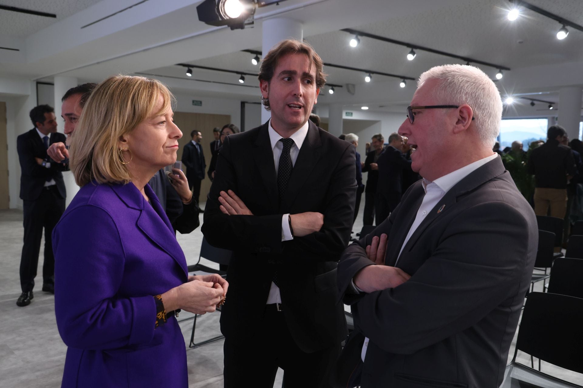 La diputada general, Eider Mendoza, comenta la actualidad política y económica con David Taberna, director de DV, y José Ignacio Asensio, primer teniente de diputada general y diputado foral de Sostenibilidad de Gipuzkoa.