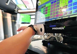 Un trabajador registra su horario de entrada a su puesto de empleo.