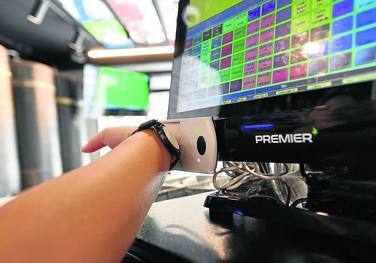 Un trabajador registra su horario de entrada a su puesto de empleo.