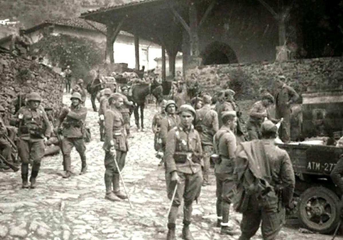 Tropas franquistas acantonadas en Angiozar junto a la parroquia