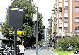 El concejal, Iñigo García, junto a las concejales, Ana López y Olatz Yarza este lunes frente a la oficina de información.