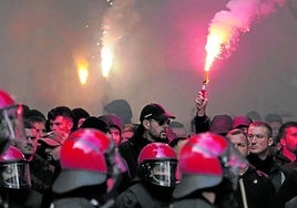 Los seguidores del Anderlecht, agrupados por la Ertzaintza en su visita a Donostia