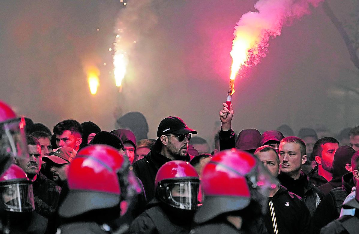Los seguidores del Anderlecht, agrupados por la Ertzaintza en su visita a Donostia