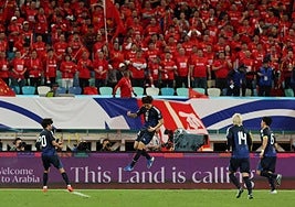 Kubo, a la izquierda, espera para poder compartir su alegría con el goleador Koki Ogawa, al que asistió en el tanto inicial de Japón contra China en Xiamen