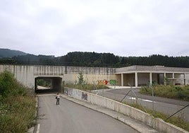 La estación del TAV en Ezkio-Itsaso lleva más de una década terminada y varios años en estado de abandono