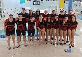 Parte de los nadadores participantes en la segunda jornada de la liga provincial, en la piscina de Ipurua.