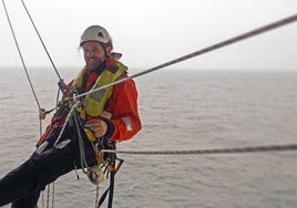 Imagen de archivo de un trabajador del sector eólico flotante.