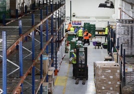 Las estanterías en el almacén del Banco de Alimentos están vacías mientas los voluntarios se preparan para la 'Gran Recogida' de este viernes y sábado.