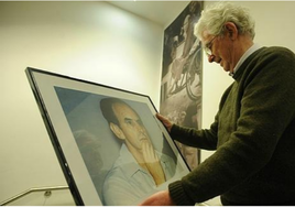 Jose Ellacuria, muestra un retrato de su hermano Ignacio.