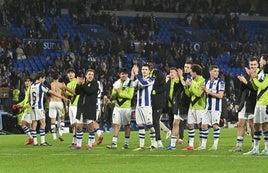 Los jugadores de la Real celebran el triunfo ante el Barcelona