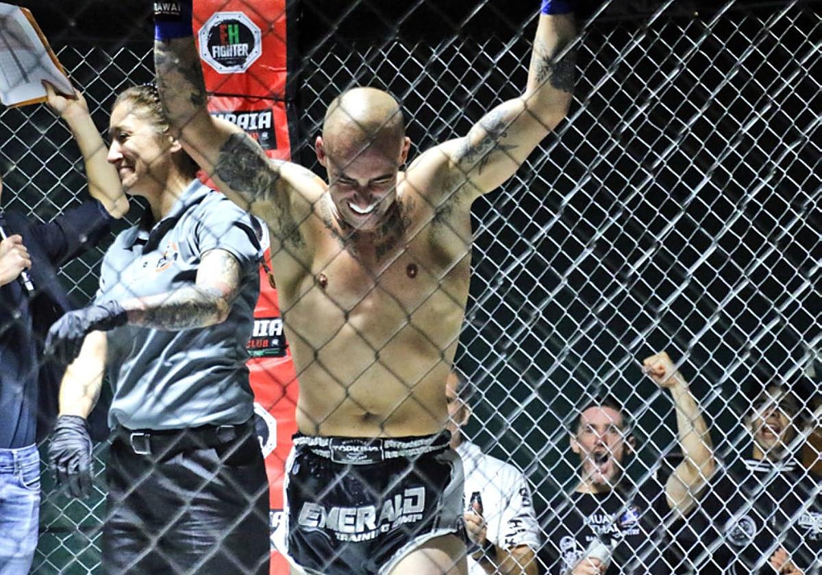 Peru Agirrezabala (rojo) y Christhian Castañeda en pleno combate. Así de feliz estaba Aritz Irureta tras ganar su pelea.