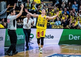 Justin Jaworski celebra un triple en el partido que anotó 39 puntos.