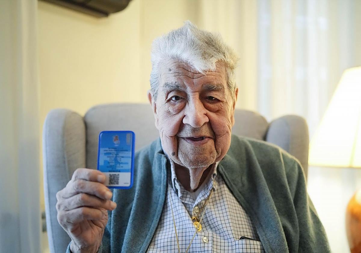 José Juan Ramos muestra con orgullo su tarjeta como socio número 1 de la Real Sociedad