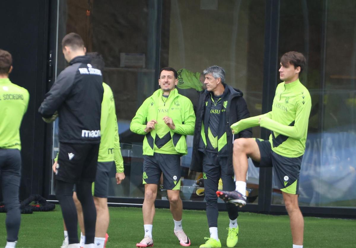 Imanol charla con Oyarzabal antes del entrenamiento de este miércoles