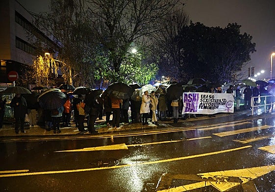 Cerca de un centenar de personas se concentró frente a la estación de tren.
