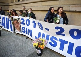 La madre de Santi Coca (derecha), junto a la de Lukas Agirres y otros familiares y amigos en la concentración del pasado 7 de noviembre la Audiencia de Gipuzkoa.
