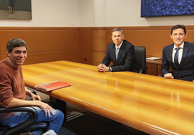 Reunión presupuestaria entre Jon Hernández de Sumar y el consejero Nöel d'Anjou.