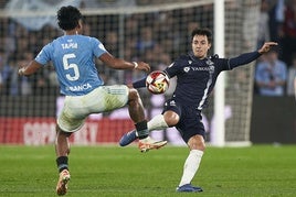 Renato Tapia y Martin Zubimendi pelean por un balón en Balaídos en el encuentro de la pasada temporada