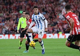 Martin Zubimendi, Vesga y Vivian, en una acción del derbi de la pasada temporada.