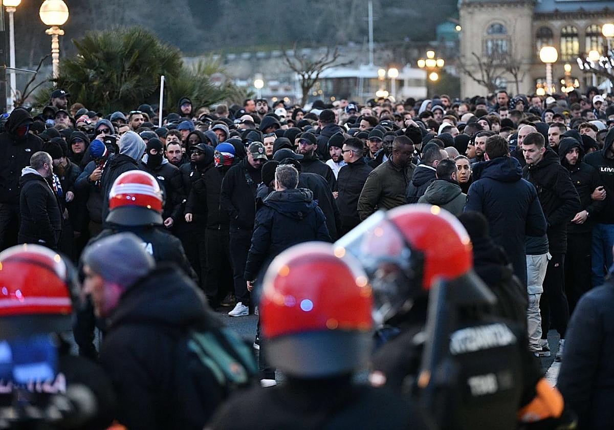 Los seguidores del PSG, en Alderdi Eder antes de iniciar su camino hacia Anoeta vigilados por la Ertzaintza.