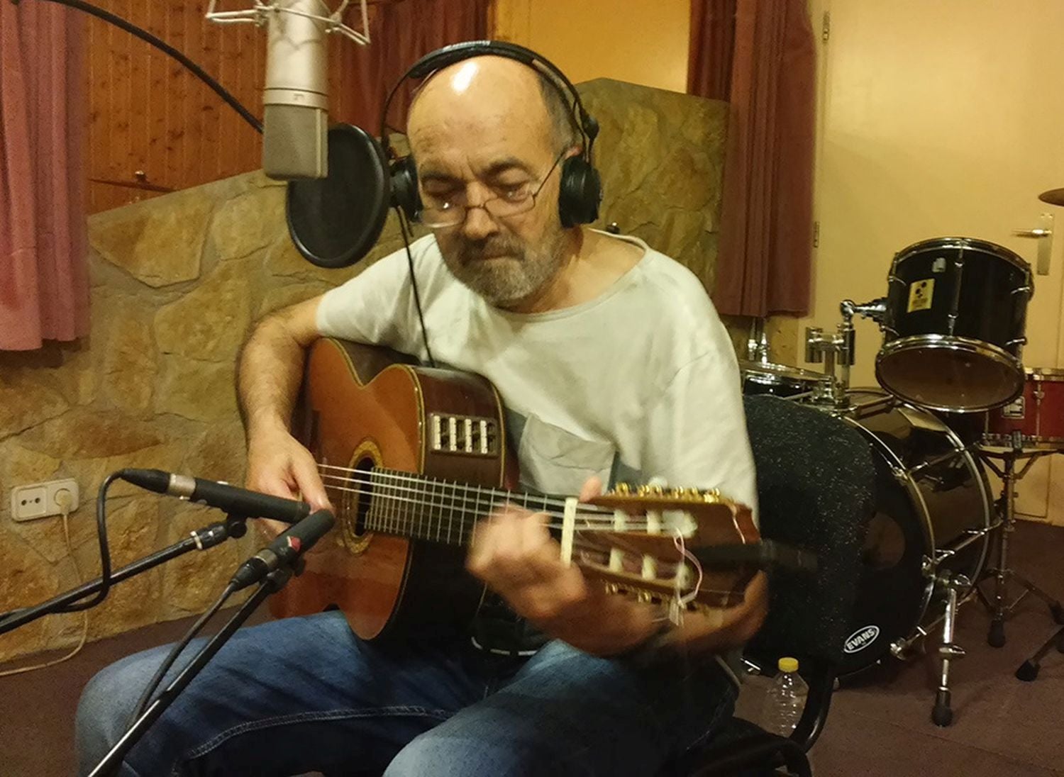 El cantautor Fermin Valencia en el estudio de grabación